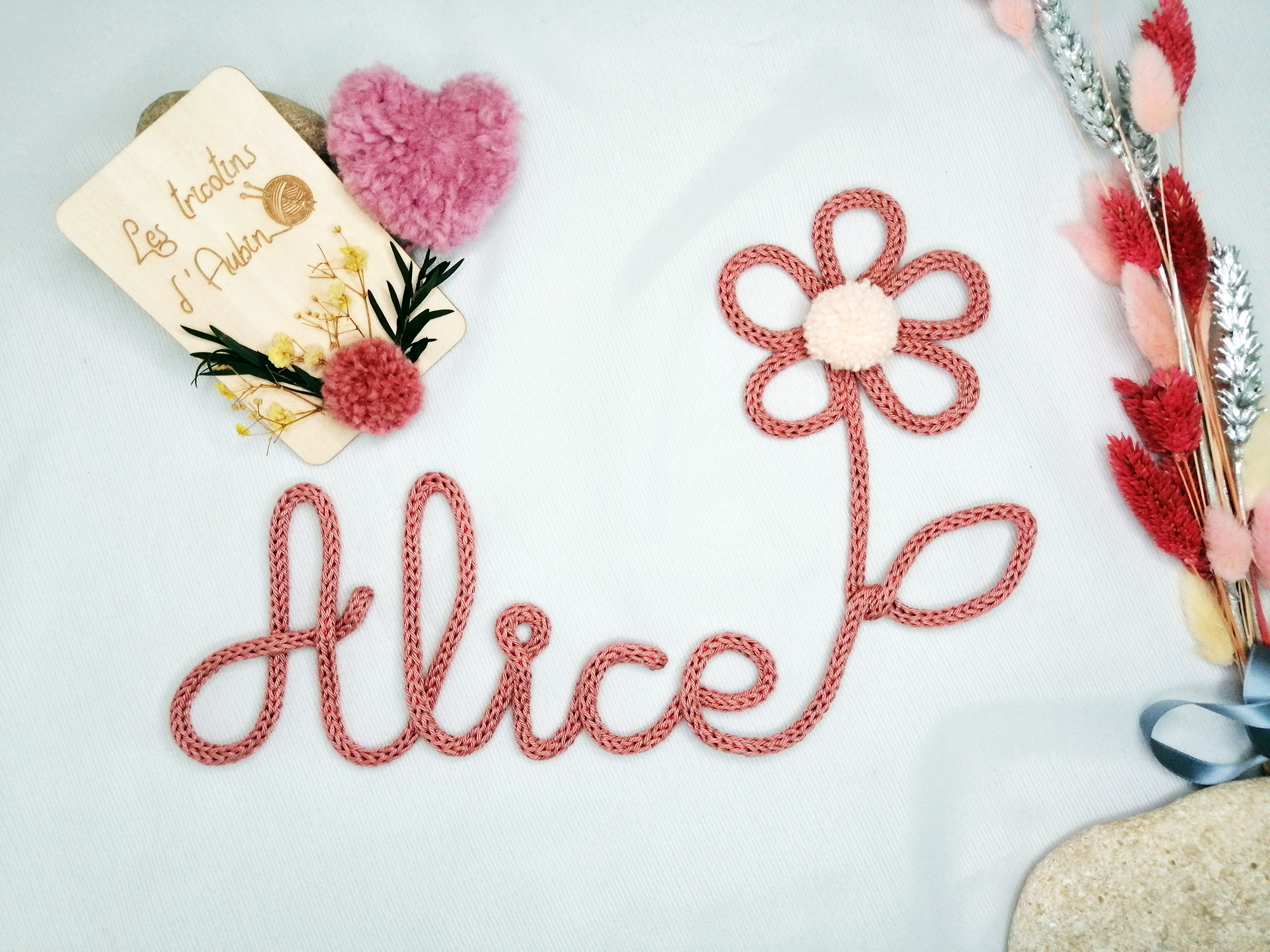 Prénom en tricotin et sa fleur avec pompon