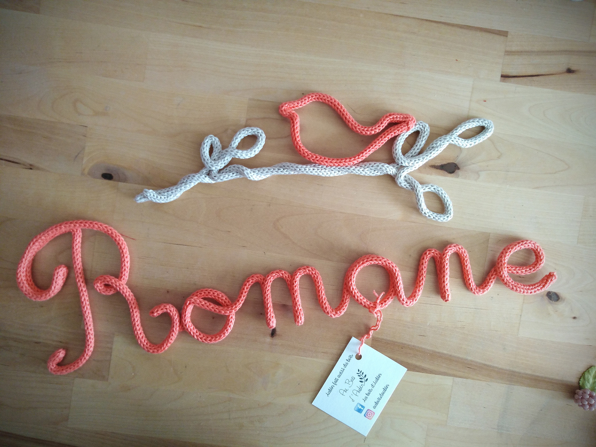 Romane et oiseau en tricotin