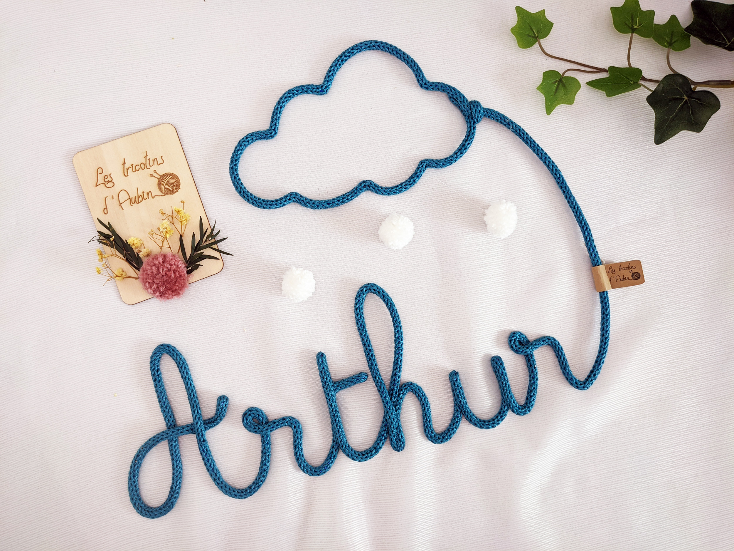 Prénom en tricotin Arthur nuage et pompons, couleur canard