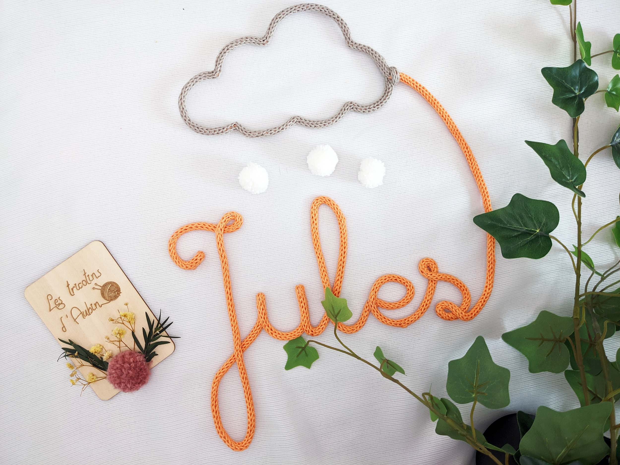 Prénom en tricotin nuage et pompons : Jules en orange, nuage en gris