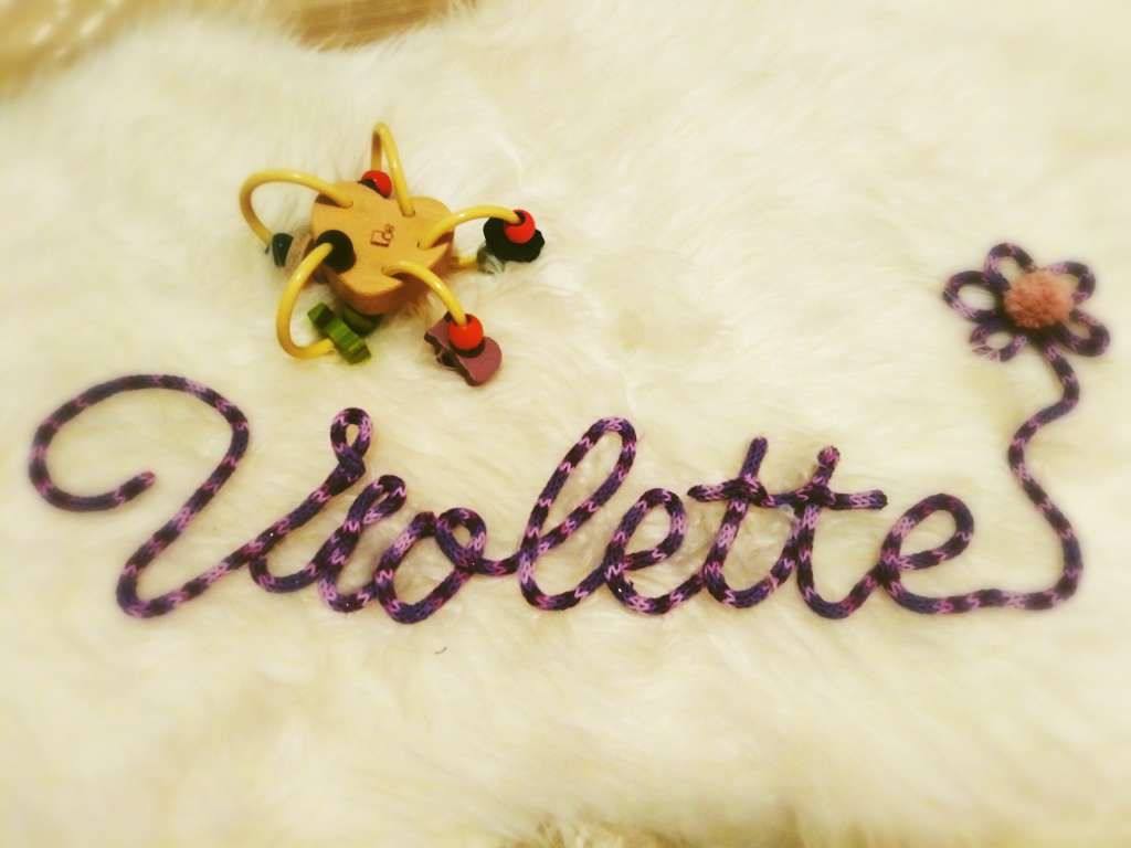 Prénom Violette au tricotin