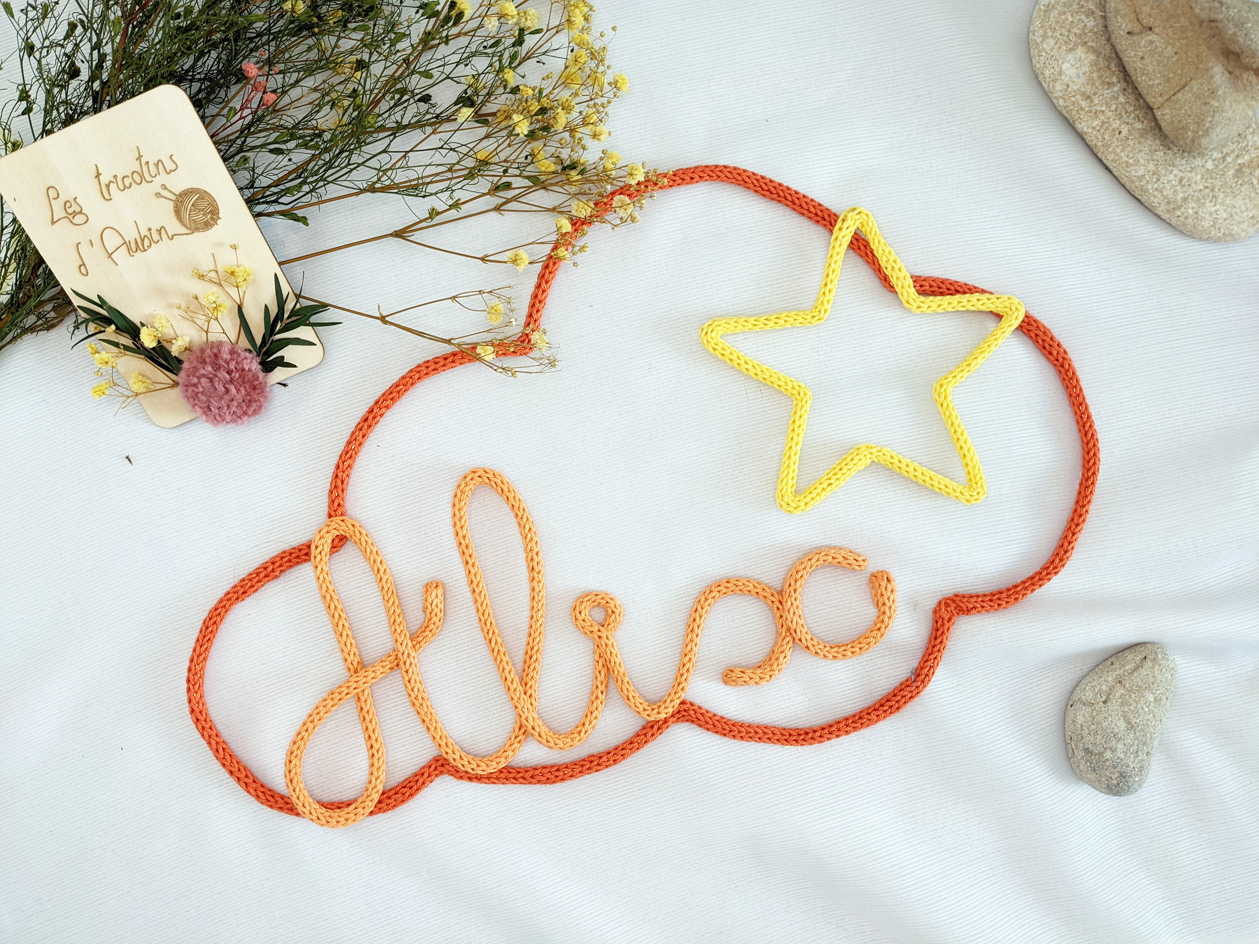 Prénom et nuage en tricotin : Alix en corail, nuage en orange, étoile en citron