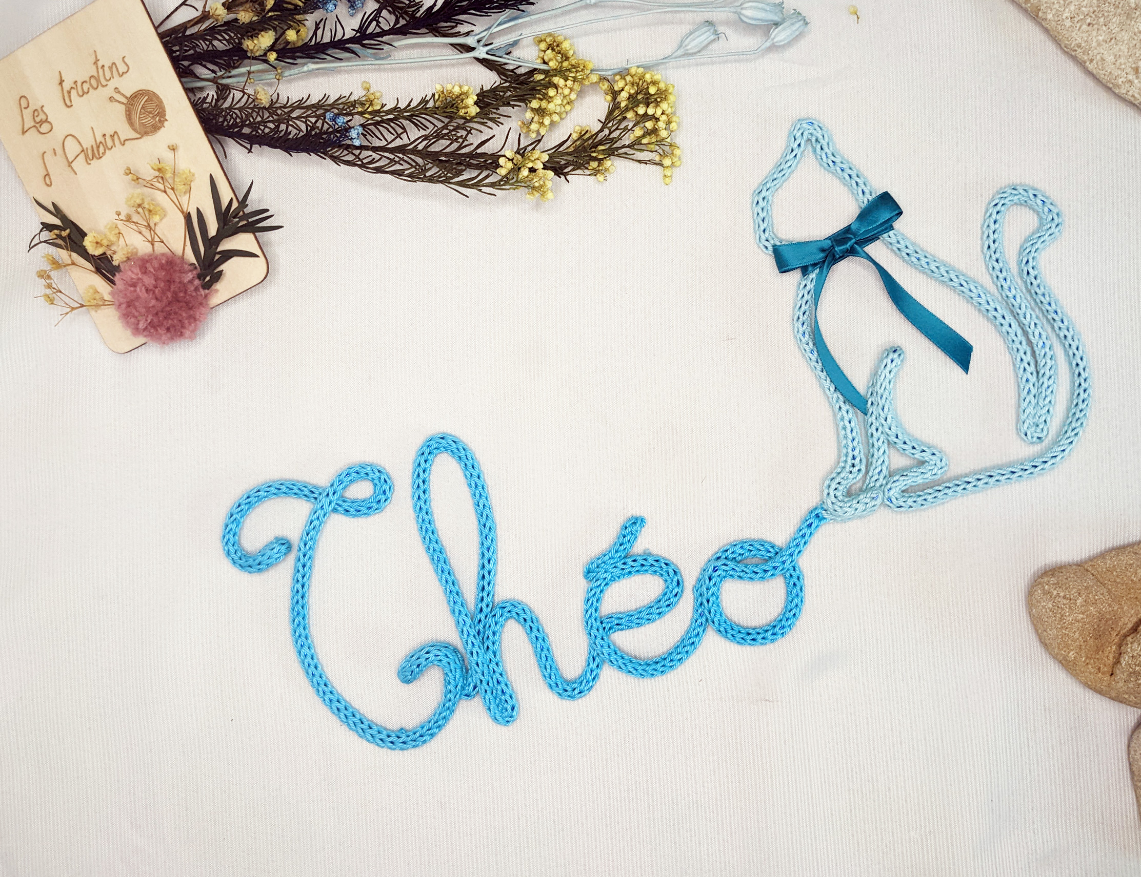 Prénom en tricotin Théo turquoise et son chat azur