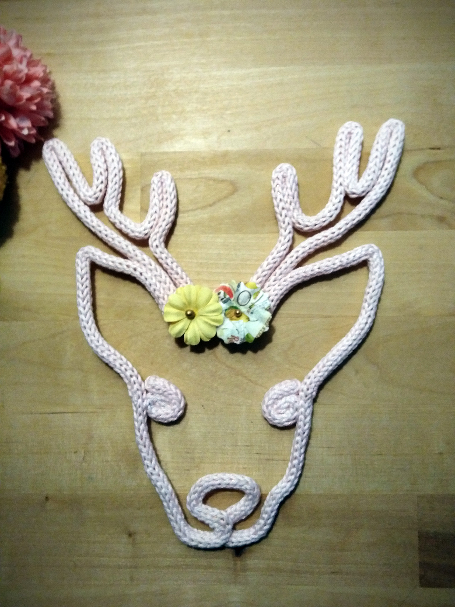 Cerf renne en tricotin avec fleurs