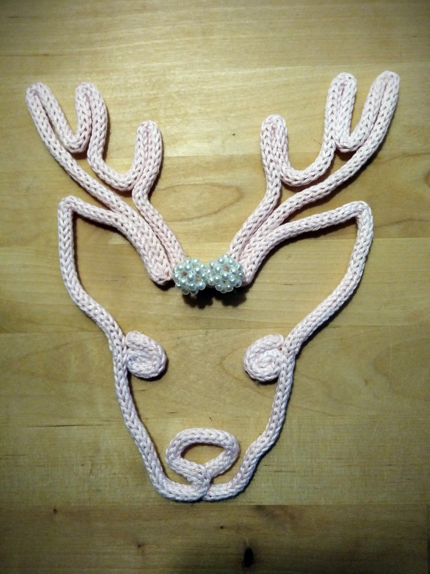 Cerf renne en tricotin avec perles