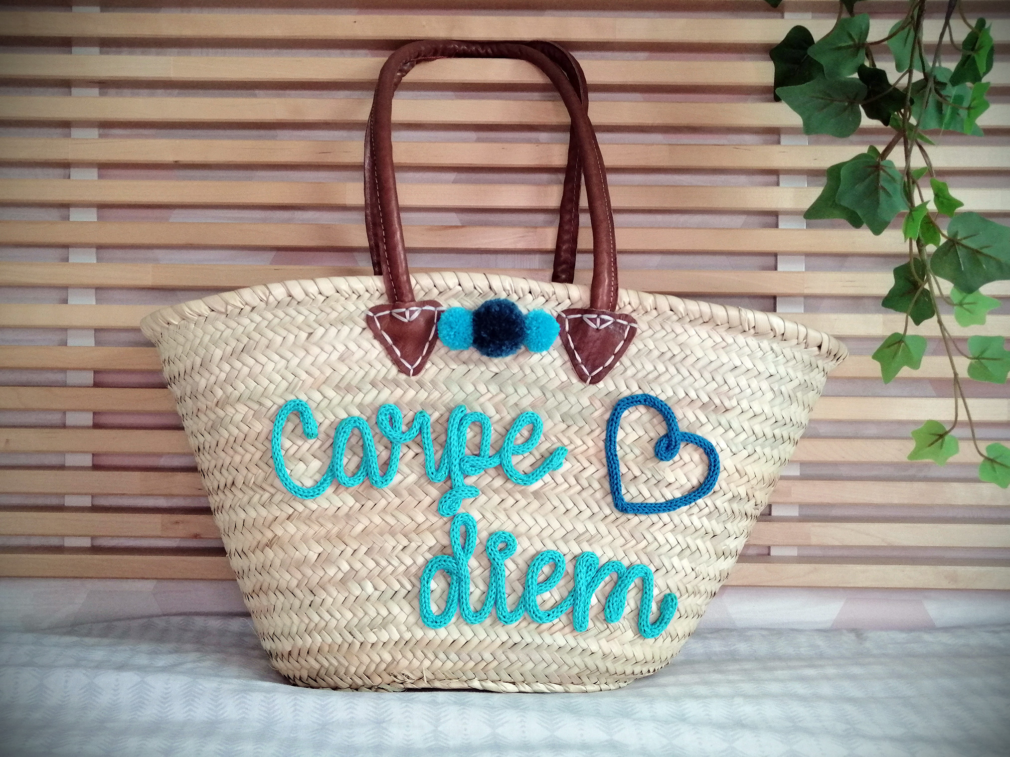 Panier paille tricotin Carpe Diem avec pompons