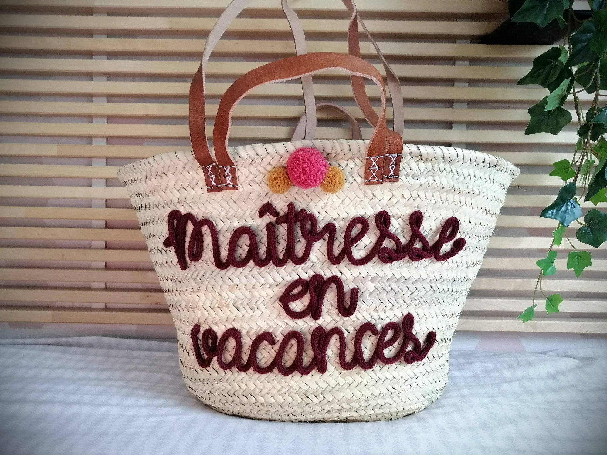 Panier tricotin et pompons pour maitresse en vacances