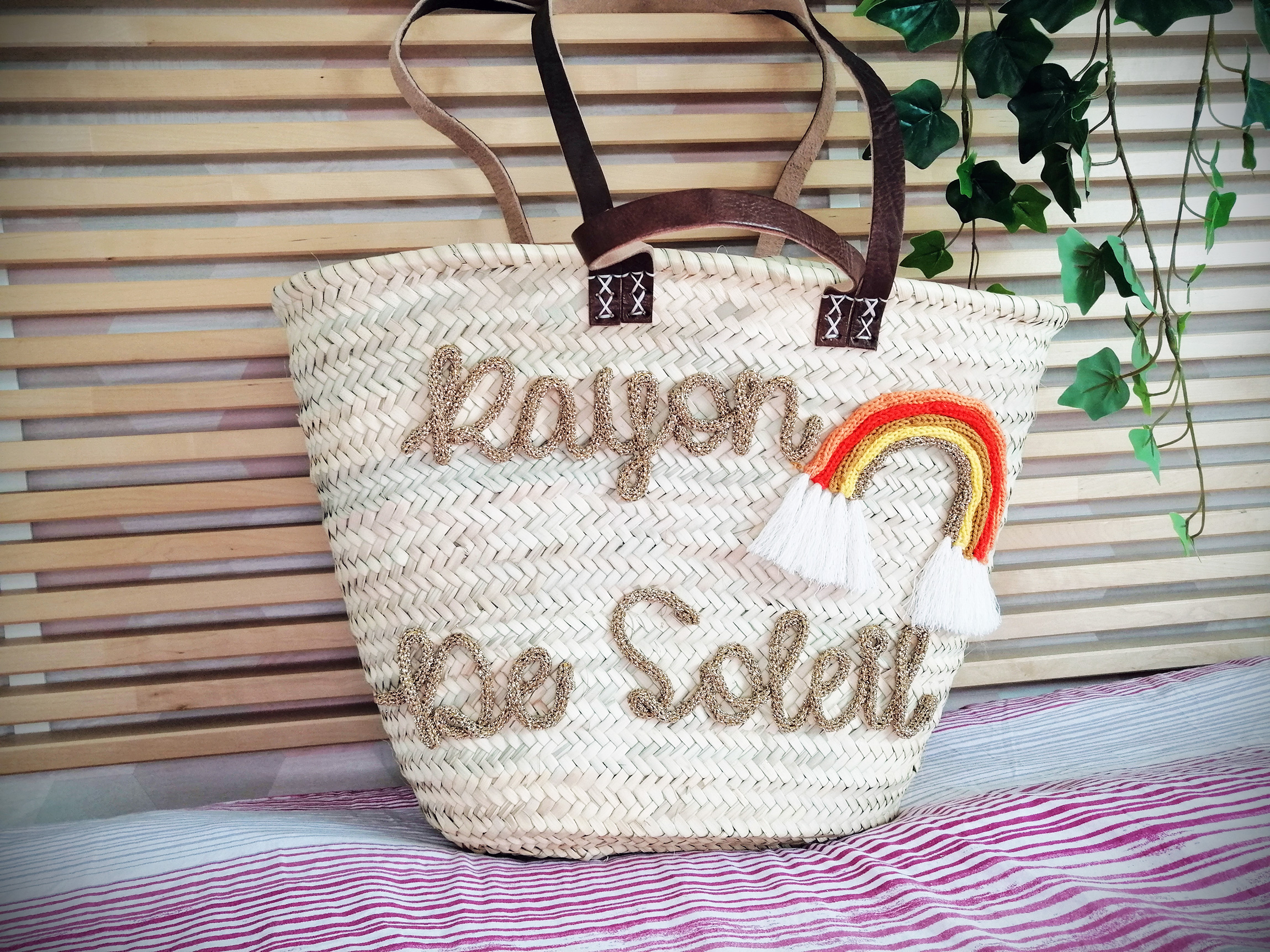 Panier avec tricotin Rayon de soleil doré et arc en ciel macramé