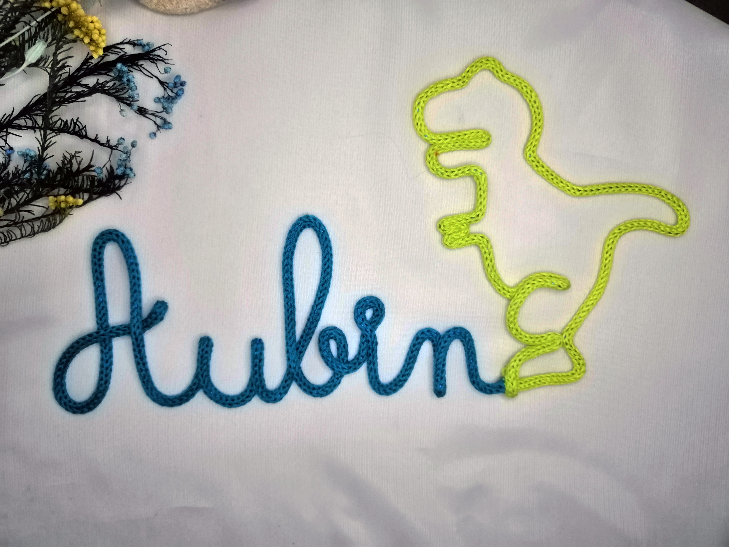Aubin en tricotin avec son tyrannosaure